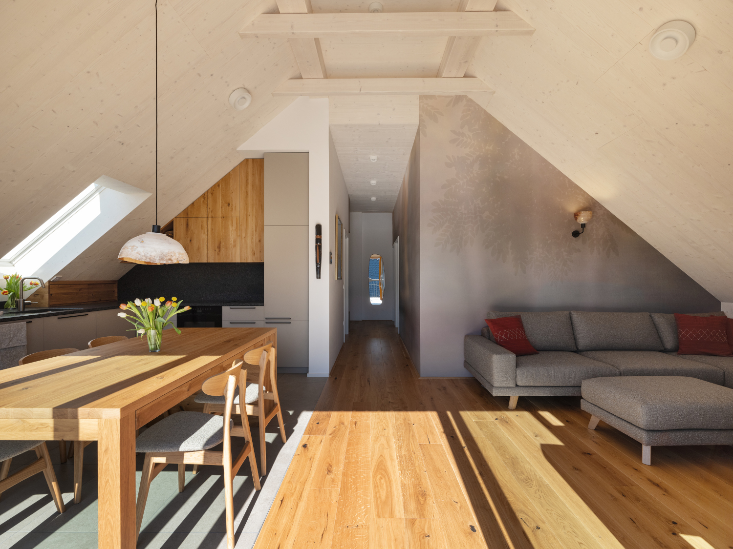 Sedežna garnitura Cana z ležalnikom. foto: Lovro Rozina CANA v mansardnem stanovanju